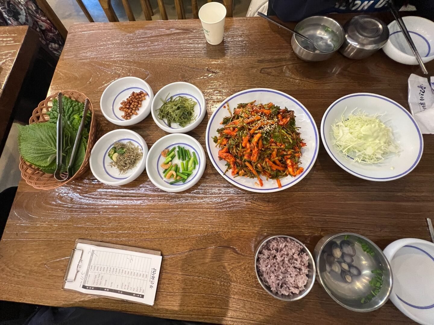 오징어 무침회와 밥·재첩국·기본찬이 차려진 한 상