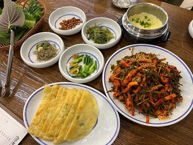 오징어 무침회와 납작만두를 함께 차린 상차림
