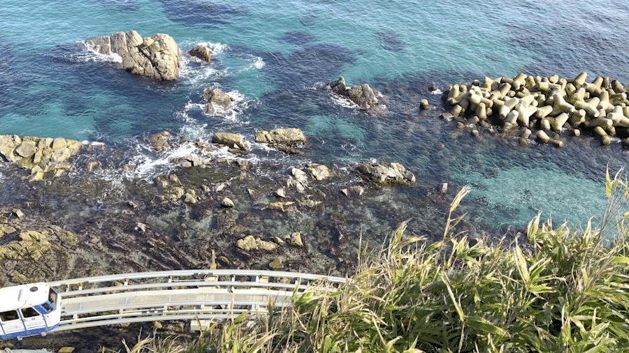 용의 꿈길 전망대에서 내려다본 투명한 동해