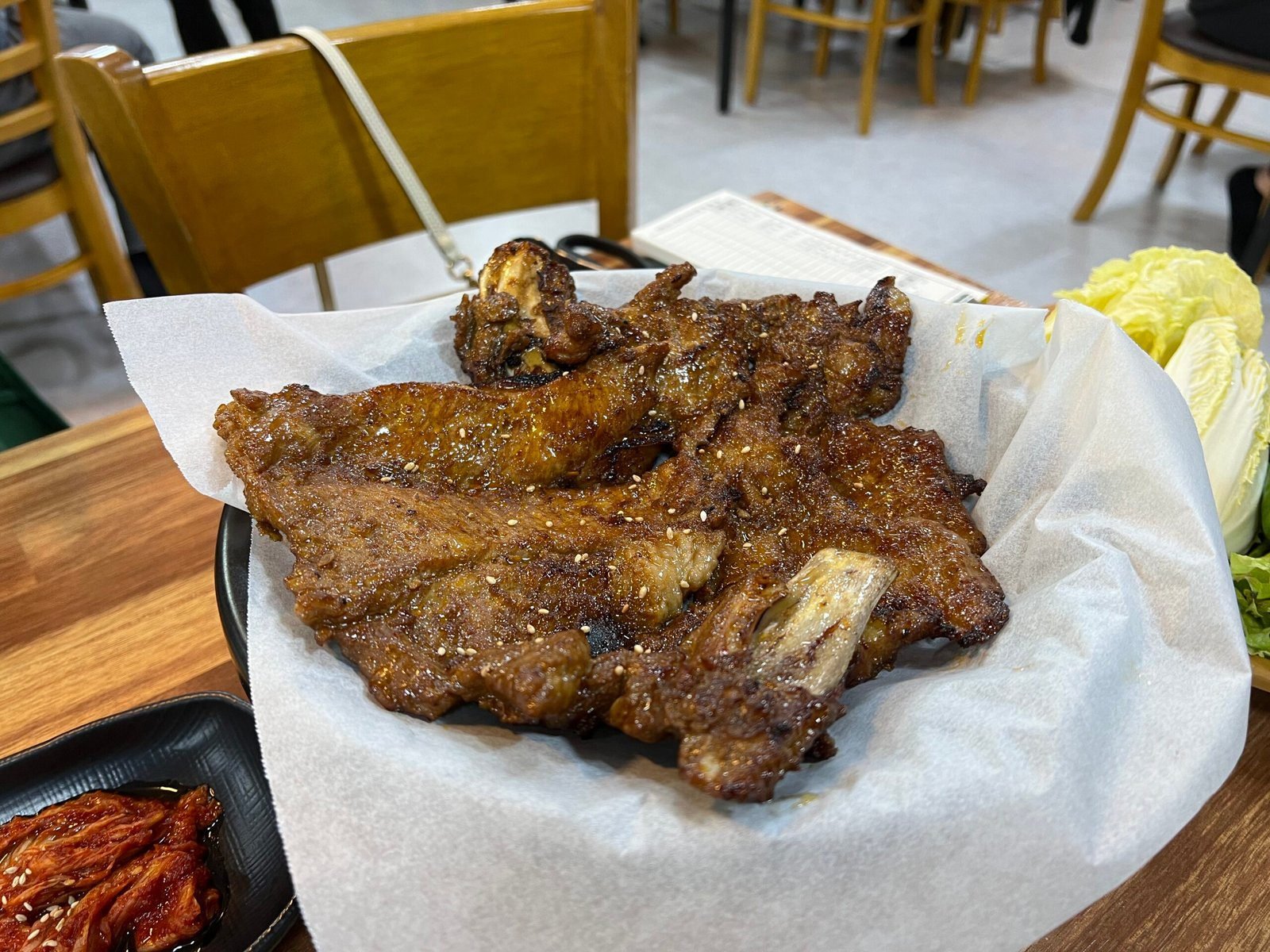 기름종이 위에 담겨 나온 담양식 돼지갈비 한 접시