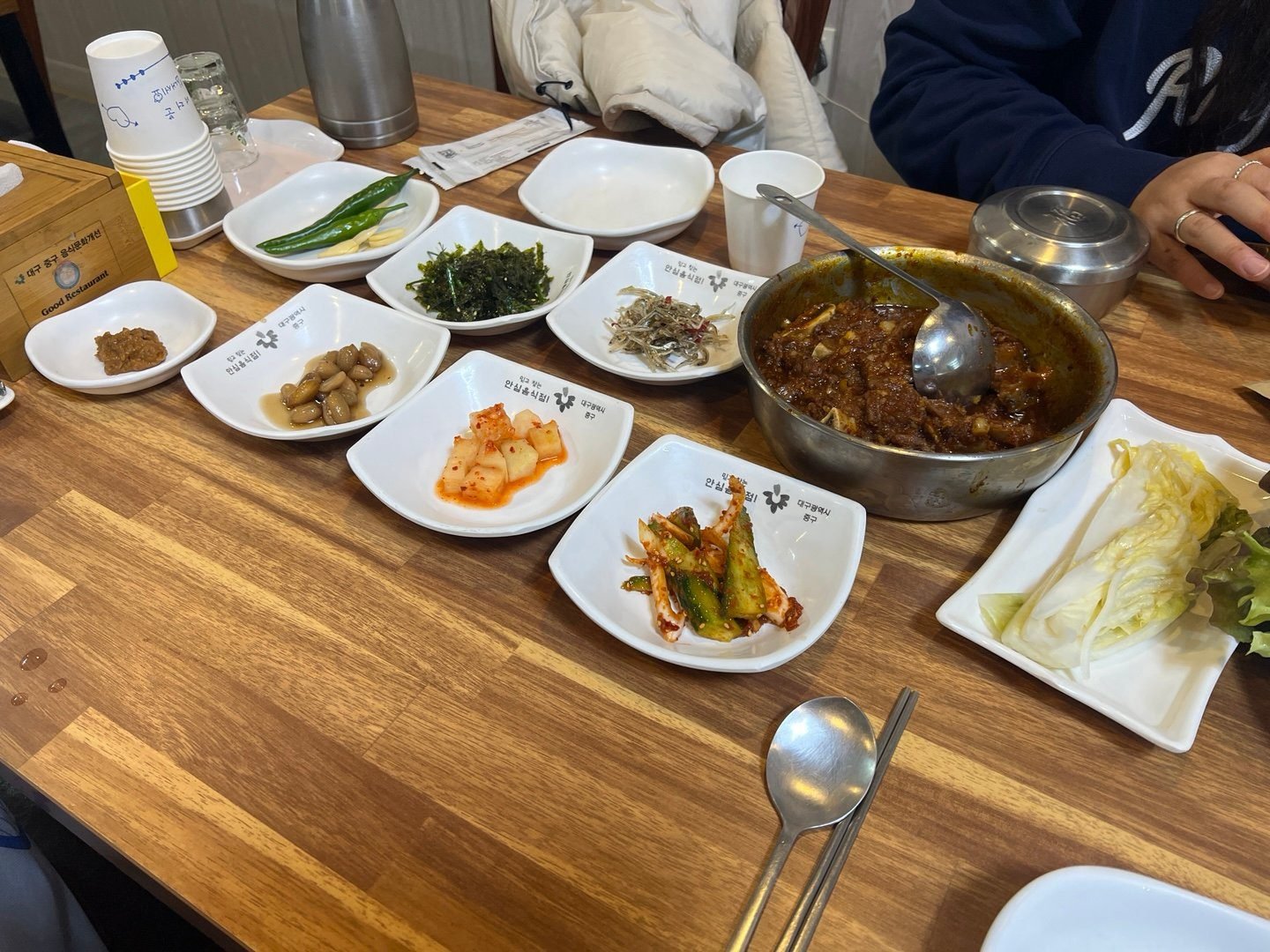 수복찜갈비|대구 동인동 한우찜갈비·볶음밥 후기 수복찜갈비 한우 찜갈비와 일곱 가지 기본찬이 놓인 한 상
