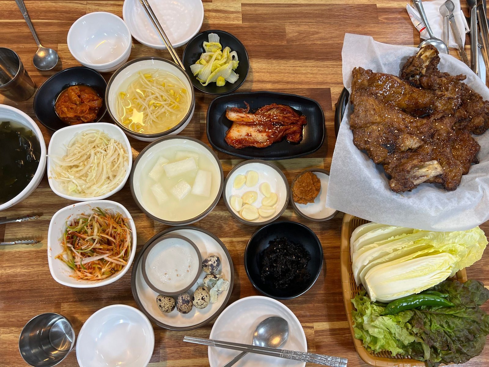 미역국, 콩나물국, 파채, 양파절임, 겉절이와 양념갈비가 놓인 상차림