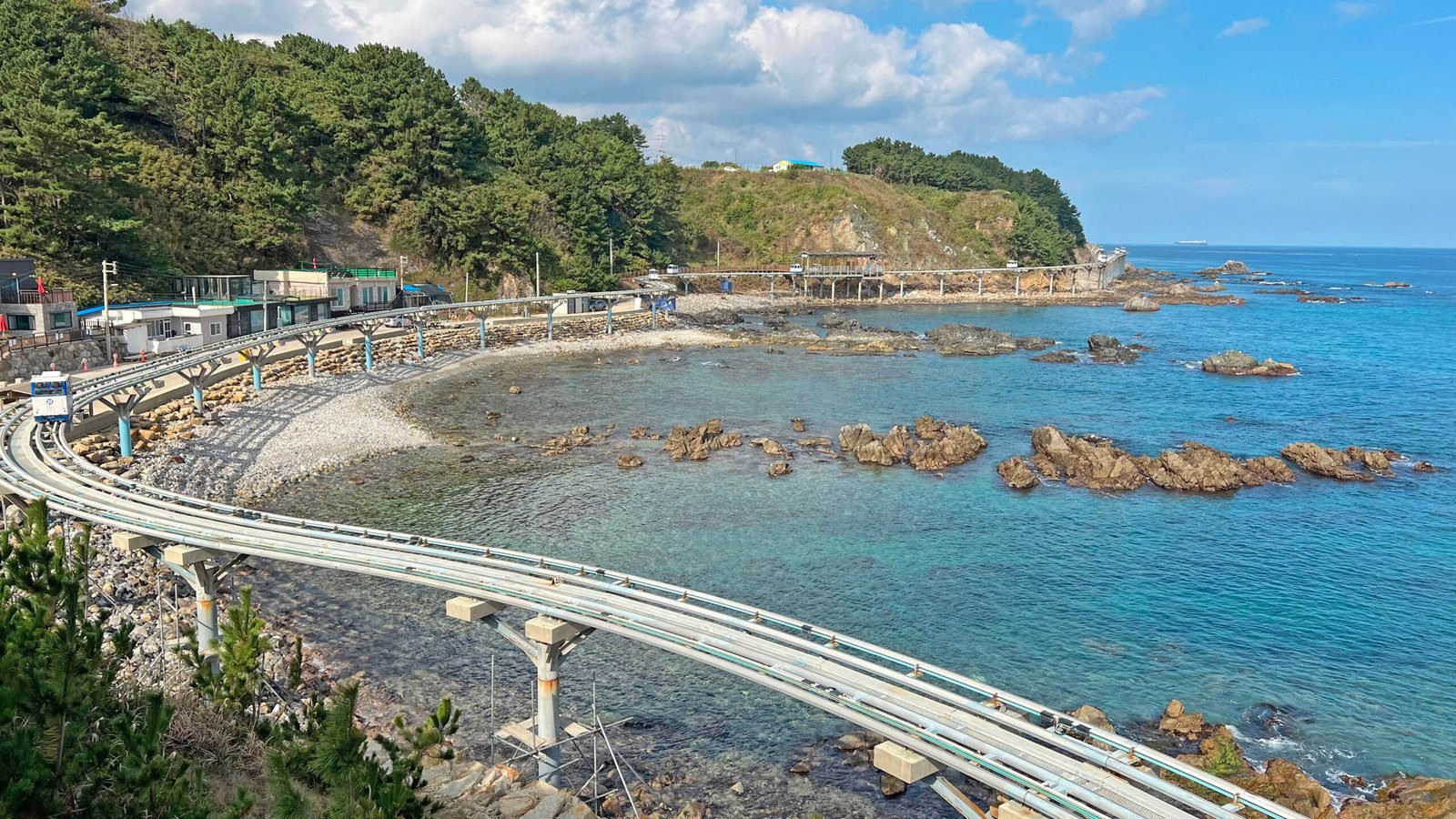 죽변해안스카이레일과 하트해변 주변의 푸른 해안 풍경