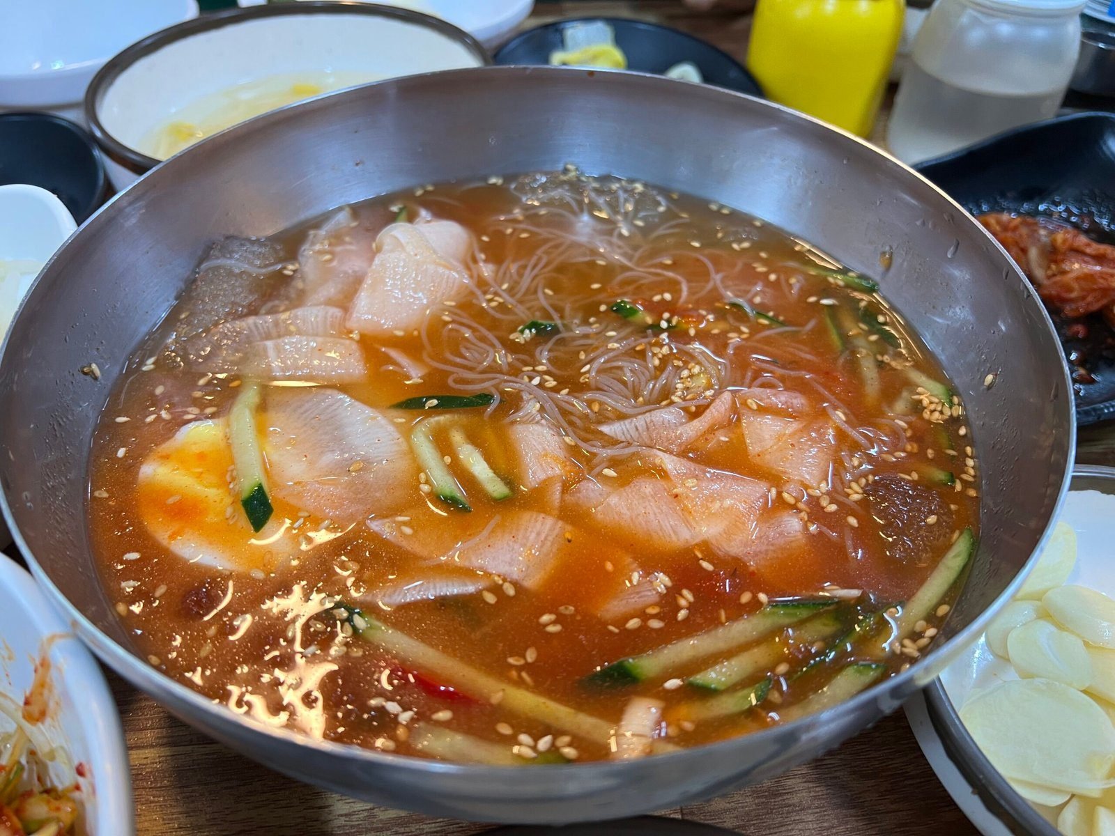 붉은 양념을 풀어 새콤하게 즐긴 보광옥 물냉면
