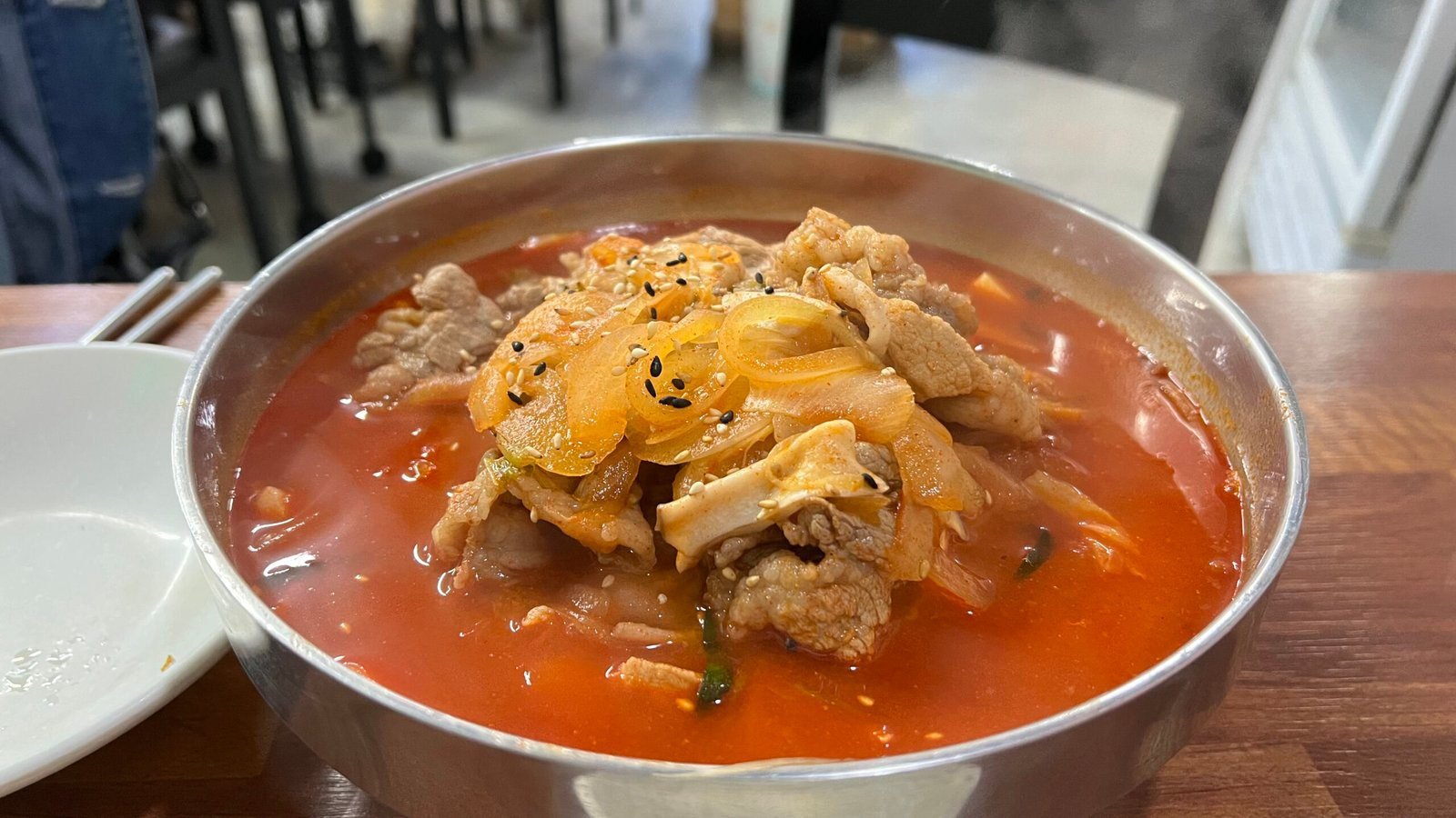 차돌박이가 푸짐하게 올라간 차돌짬뽕