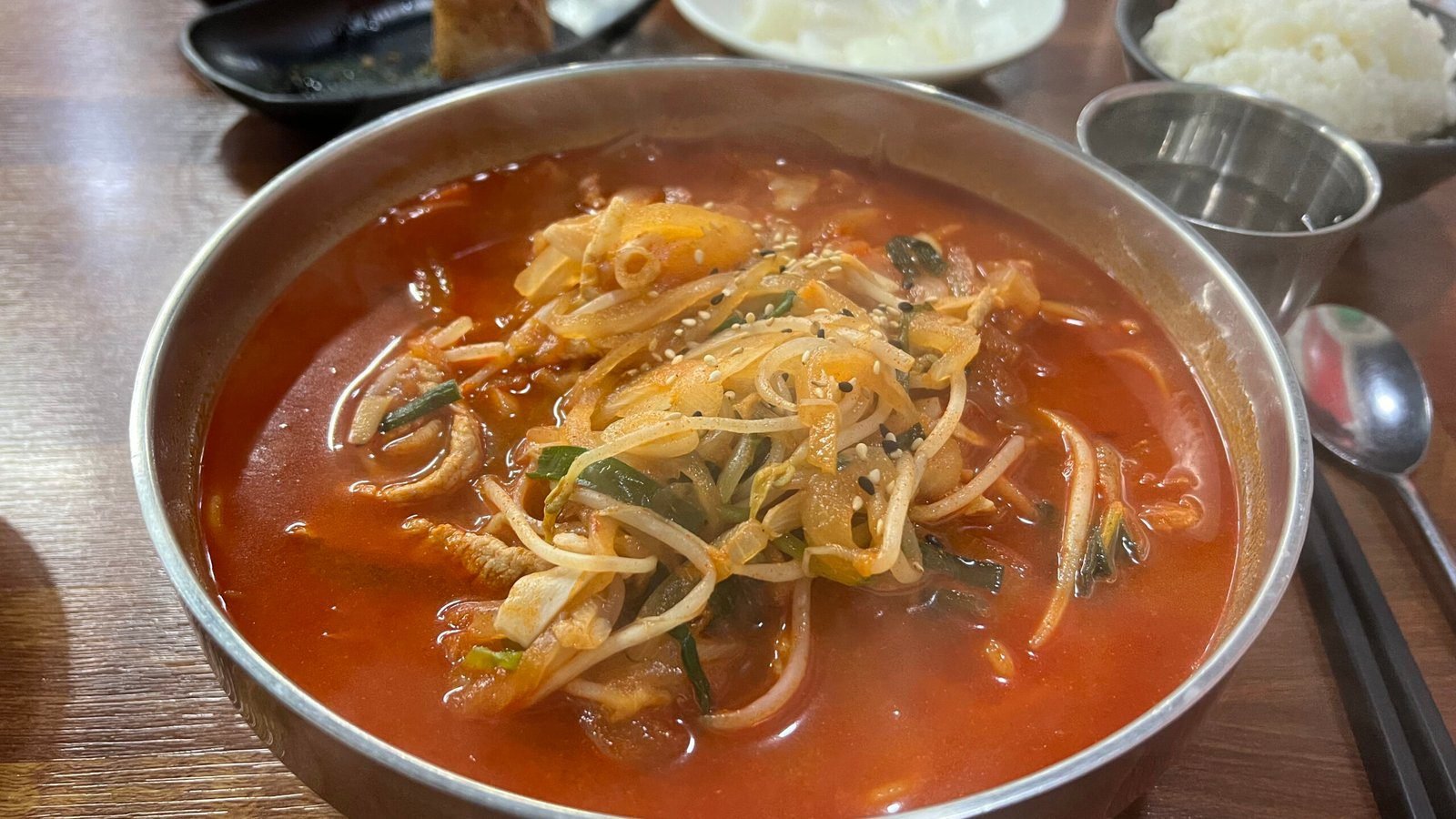 얼큰한 국물의 기본 짬뽕 한 그릇