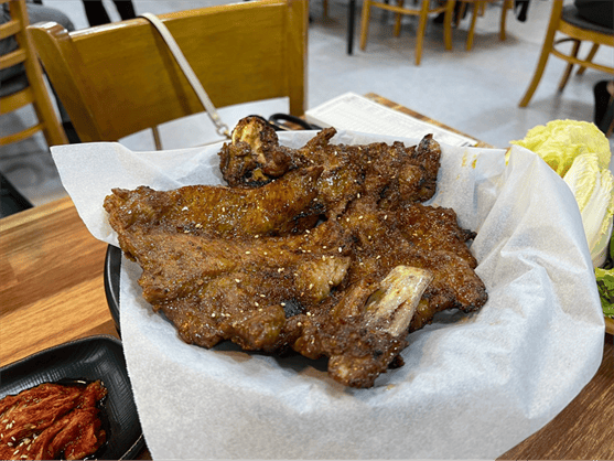 서정적인 호텔 로비 카운터와 유리 진열장