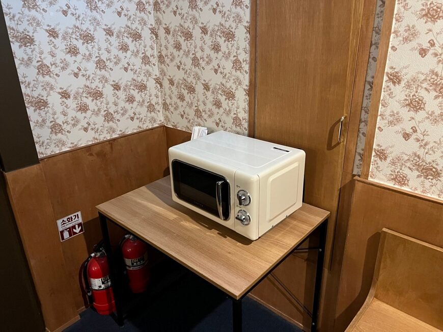 서정적인 호텔 객실층 복도 전자레인지