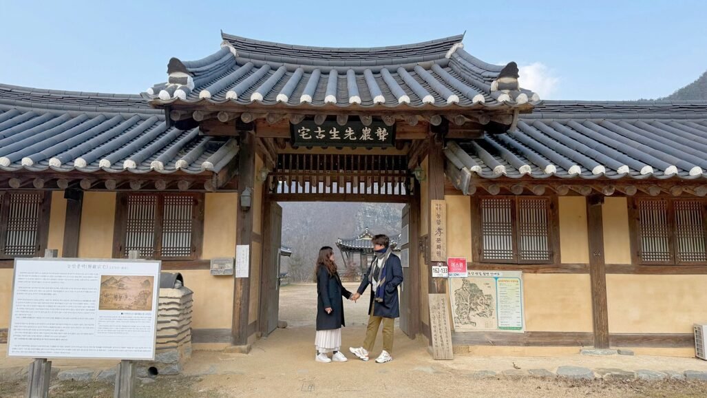 산자락을 배경으로 한 안동 농암종택 정문과 방문객