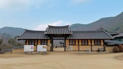 주차장 맞은편에 자리한 농암종택 입구 전경