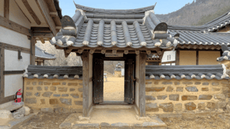 나무문과 기와 담장이 이어지는 분강서원 안쪽 풍경