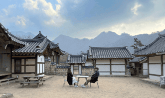분강서원 한옥 마당에서 산자락을 바라보는 두 사람