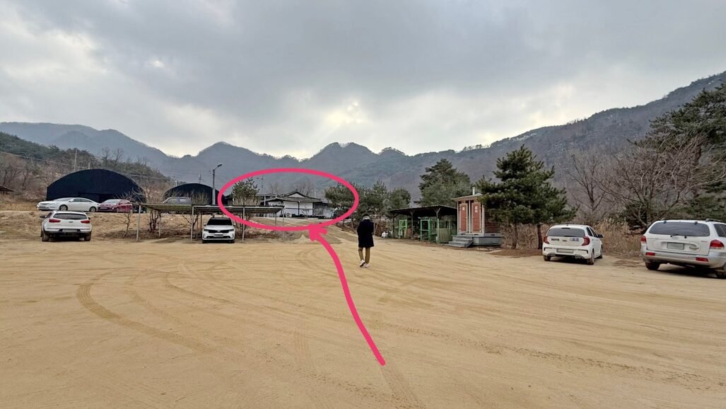농암종택 주차장 뒤편 일엽편주 양조장 방향을 표시한 사진
