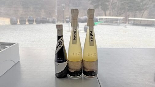 일엽편주 판매대에 놓인 탁주·청주·소주 병