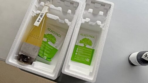 일엽편주 술병과 선물용 포장 상자가 놓인 판매대