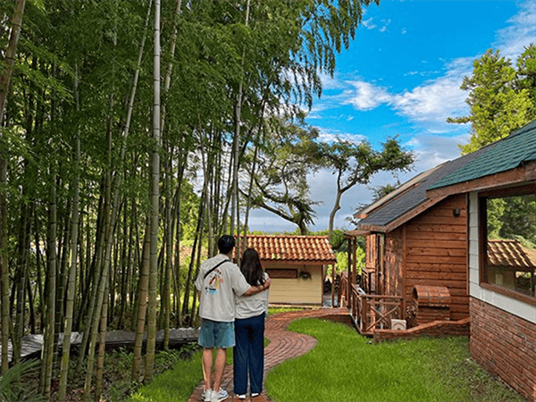 제주 글로리야 C-2층|조천읍 감성 숙소 솔직 후기 라탄 도어가 달린 욕실 벽면 수납장