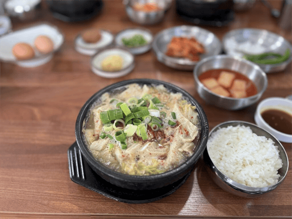 제주 글로리야 C-2층|조천읍 감성 숙소 솔직 후기 성산 산지해장국의 뚝배기 해장국과 밥 반찬