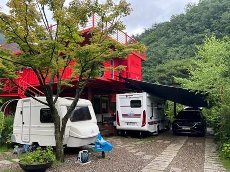 나조스트 캠핑장 J1사이트 후기|편의시설·김삿갓계곡 총정리 붉은 관리동 앞 캠핑카와 차량 주차 구역