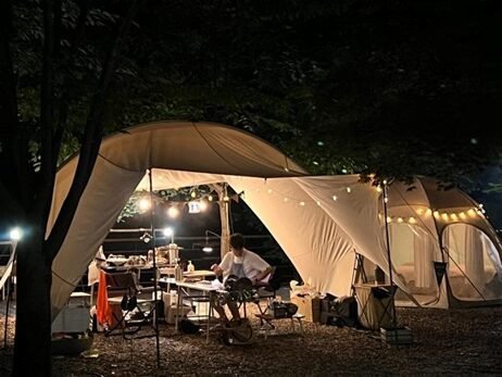 나조스트 캠핑장 J1사이트 후기|편의시설·김삿갓계곡 총정리 조명을 켠 밤의 나조스트 캠핑장 J1사이트