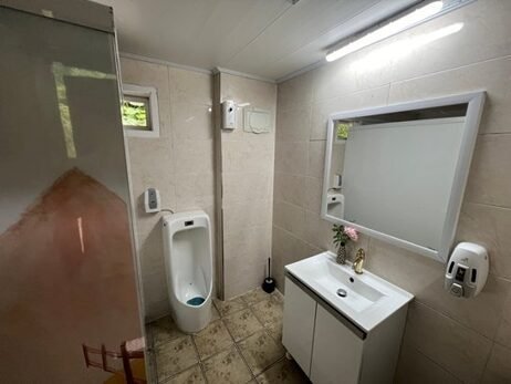 나조스트 캠핑장 J1사이트 후기|편의시설·김삿갓계곡 총정리 남자 화장실 세면대와 소변기