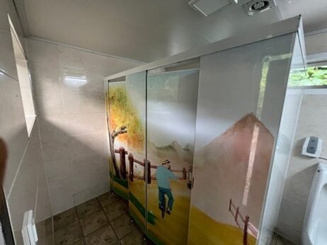 나조스트 캠핑장 J1사이트 후기|편의시설·김삿갓계곡 총정리 그림 칸막이가 설치된 남자 화장실 내부