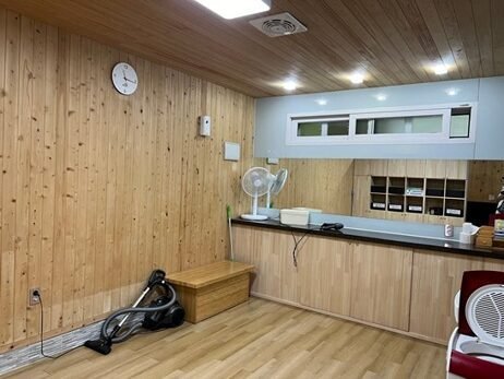 나조스트 캠핑장 J1사이트 후기|편의시설·김삿갓계곡 총정리 편백 마감으로 꾸민 샤워장 탈의 공간