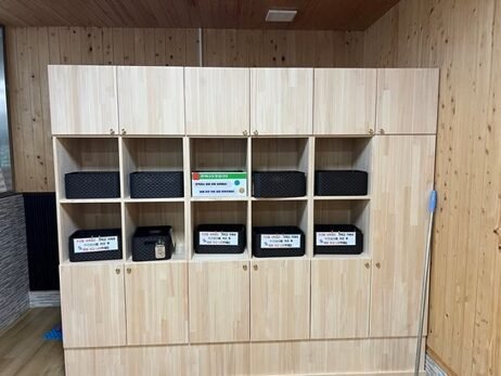 나조스트 캠핑장 J1사이트 후기|편의시설·김삿갓계곡 총정리 바구니가 놓인 샤워장 개인 수납장