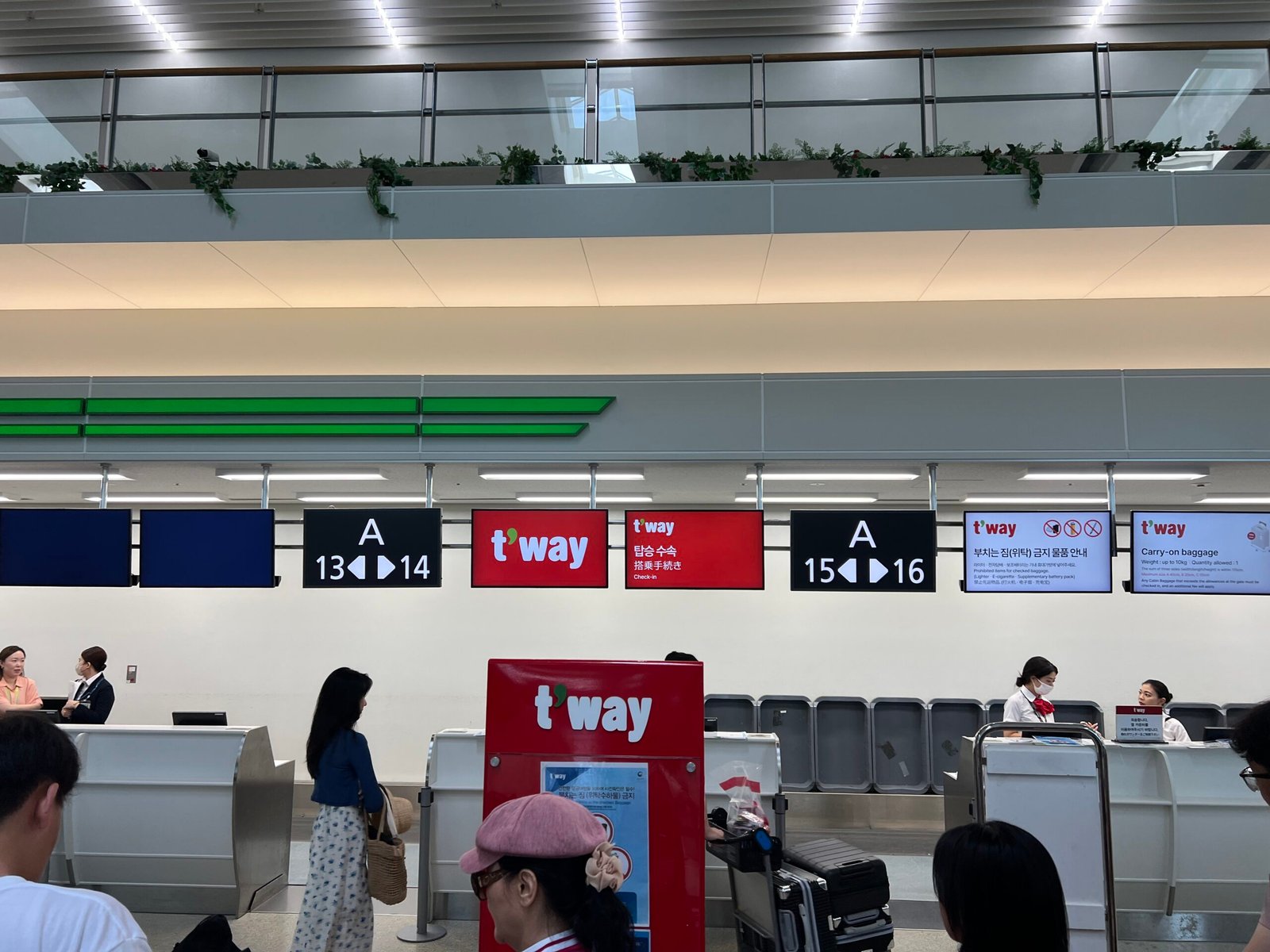 오키나와 귀국 티웨이항공 TW272편 16열 비상구 유료좌석 후기 - 3