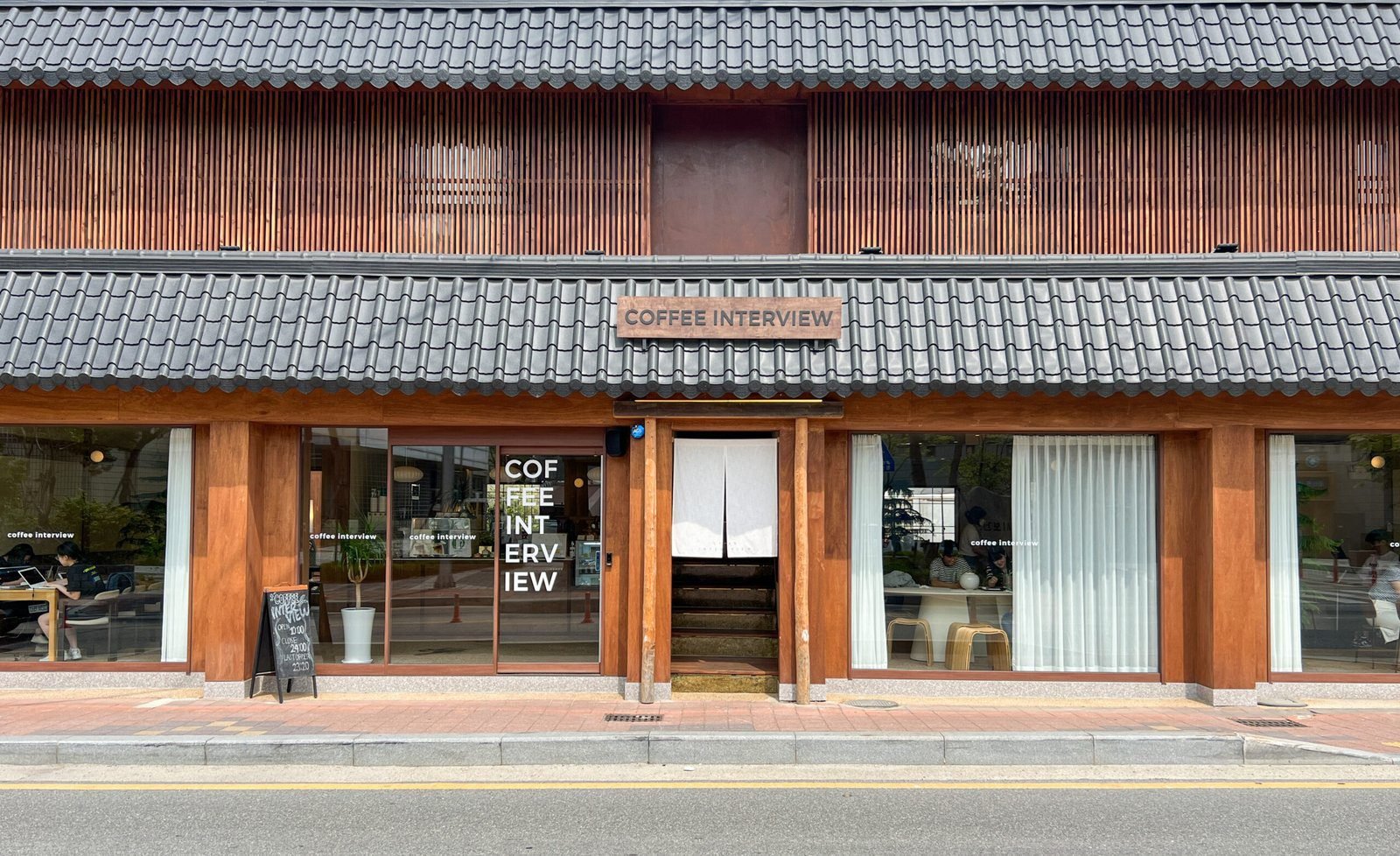 공주 시내 목재 외관의 1층 카페와 2층 숙소