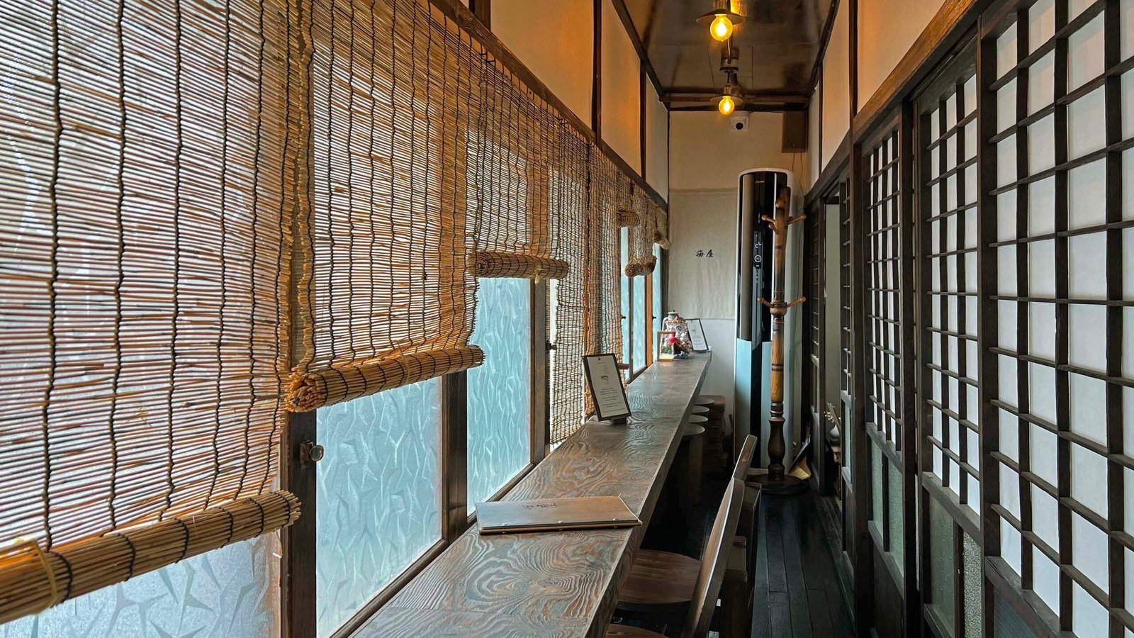 통영 카페 해옥, 1936년 고택에서 즐긴 전통다과와 차 창호를 따라 긴 바 테이블이 이어지는 해옥의 복도형 좌석