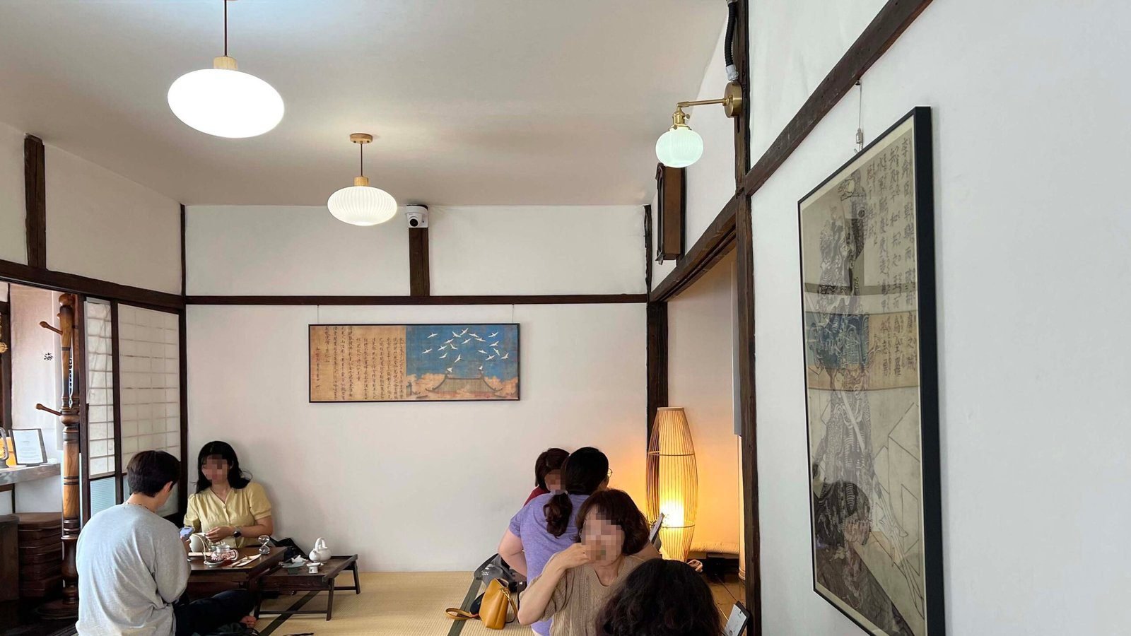 통영 카페 해옥, 1936년 고택에서 즐긴 전통다과와 차 낮은 테이블과 방석이 놓인 해옥의 다다미풍 좌식 공간