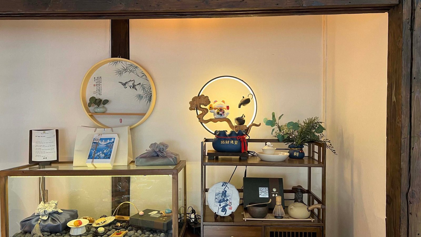 통영 카페 해옥, 1936년 고택에서 즐긴 전통다과와 차 전통 장식품과 소품이 진열된 해옥 내부 유리장