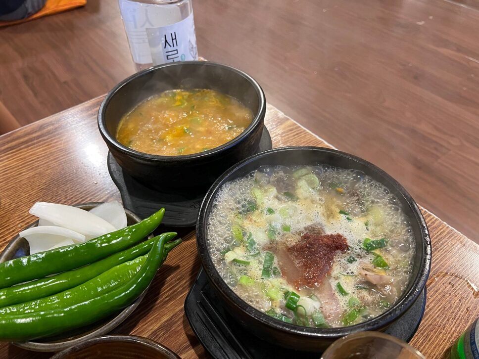 다대기가 올라간 순대국과 함께 나온 얼큰한 국물