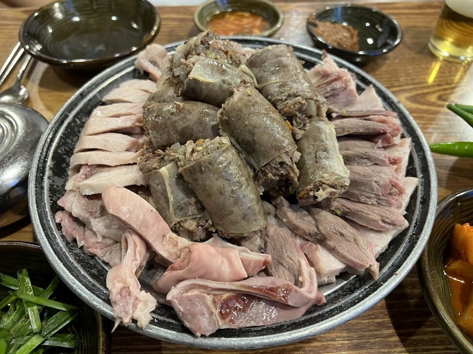 토종순대와 따뜻한 머릿고기가 풍성하게 담긴 수육