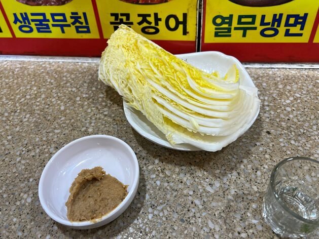 알배추와 된장이 놓인 수진네 포장마차 기본찬