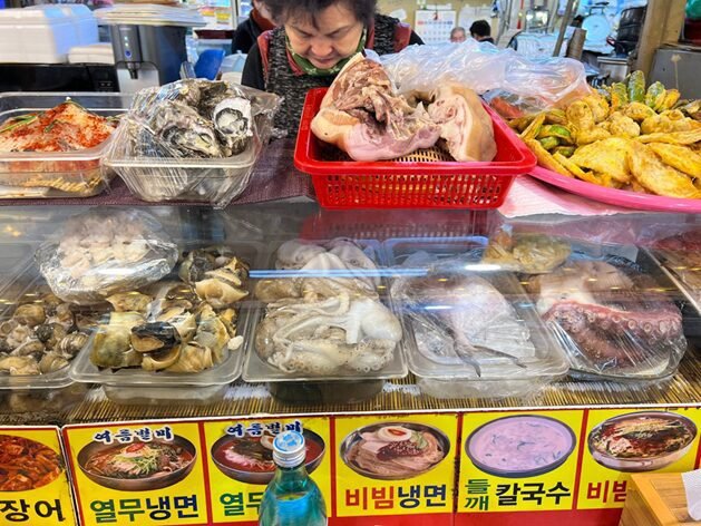 다양한 안주 재료와 메뉴가 놓인 연서시장 수진네 포장마차 전경