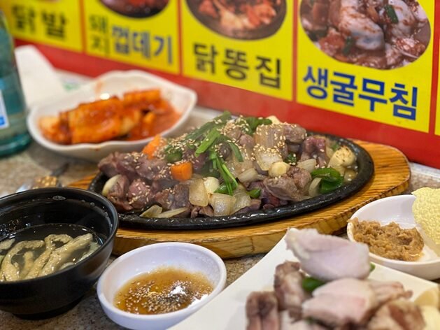 철판에 양파와 고추를 함께 볶아낸 하얀 닭똥집 볶음