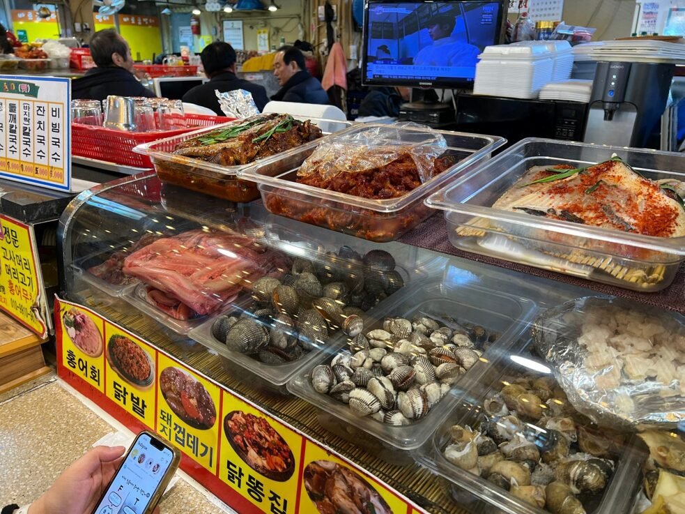 안주와 해산물이 진열된 연서시장 포장마차 수진네 첫 전경