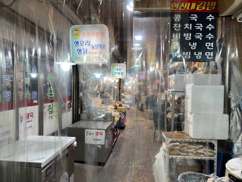 비닐 커튼을 따라 포장마차가 이어지는 연서시장 내부 통로