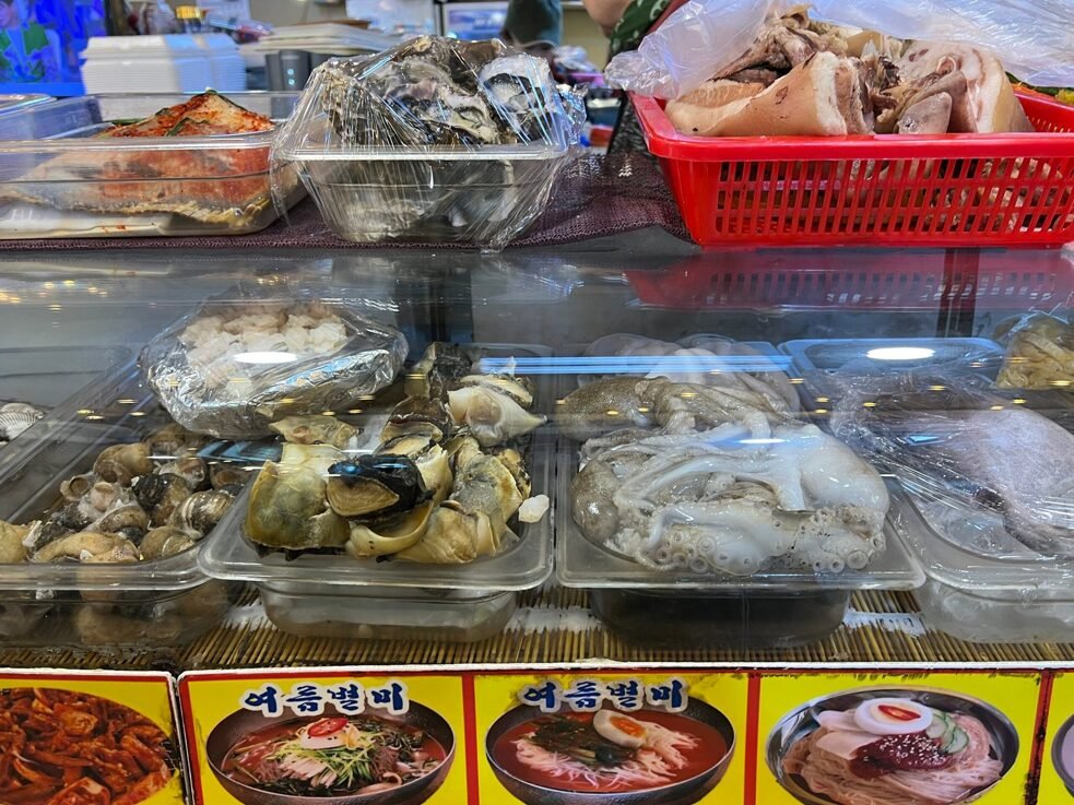 해산물과 안주 재료가 정갈하게 진열된 수진네 포장마차 쇼케이스