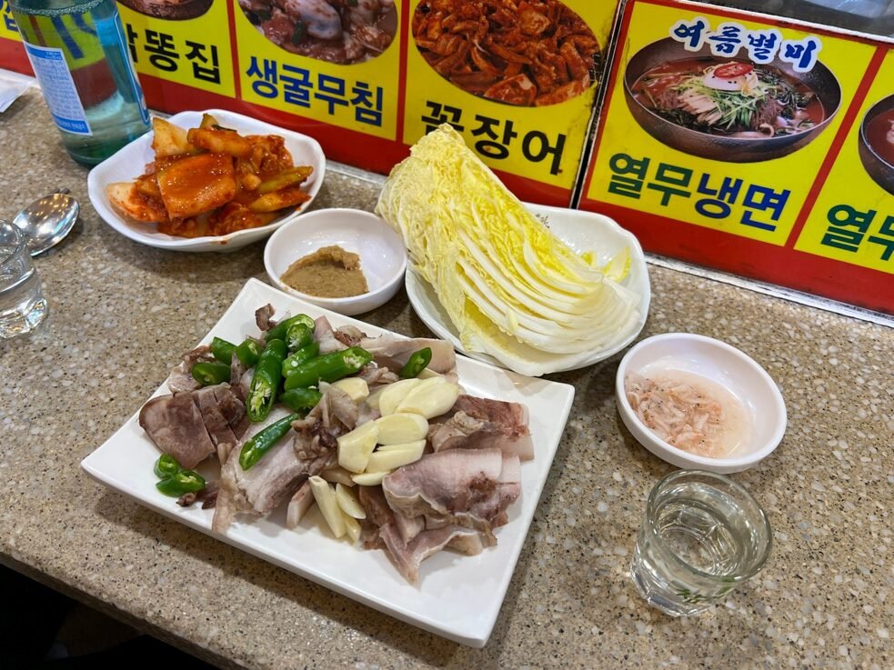 마늘과 고추를 올린 수진네 머릿고기 한 접시