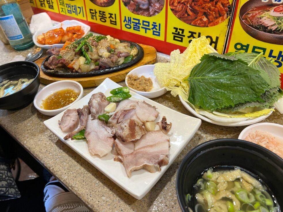 머릿고기와 닭똥집 볶음, 우동국물이 차려진 수진네 포차 한상