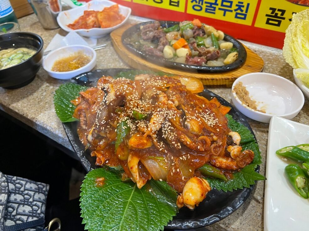 깻잎 위에 푸짐하게 담긴 매콤한 주꾸미 볶음