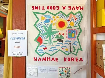 남해 초록스토어|마그넷·기념품·키미앤일이 굿즈까지 둘러본 소품샵 벽에 걸린 NAMHAE KOREA 반다나 손수건
