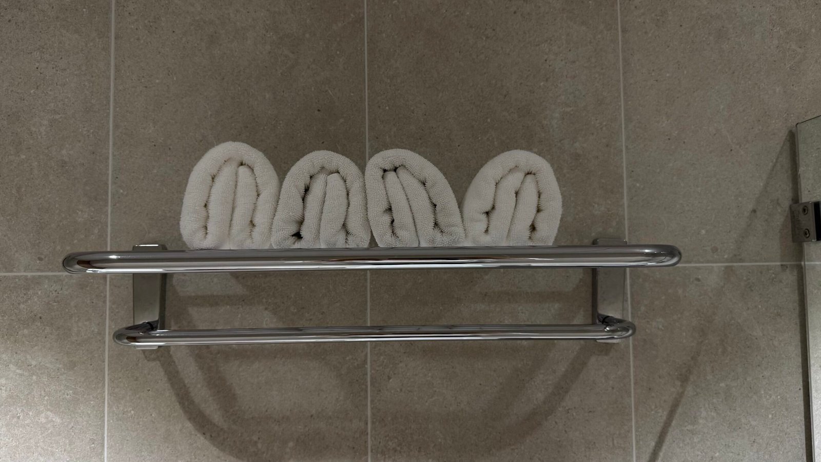 가야미니호텔 욕실 선반에 준비된 작은 수건 네 장