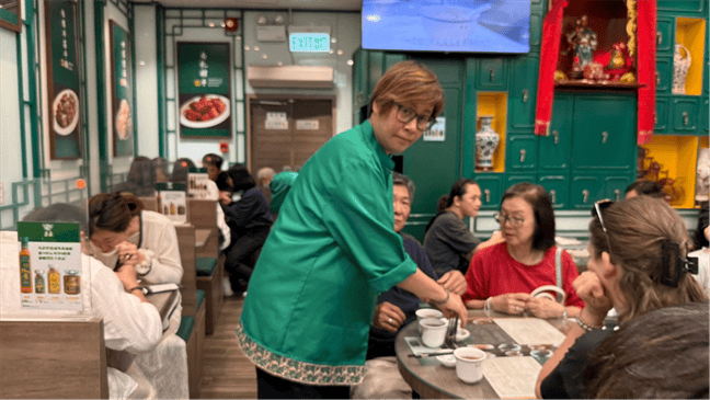 손님이 가득한 막스누들 센트럴점 내부와 음식을 나르는 직원