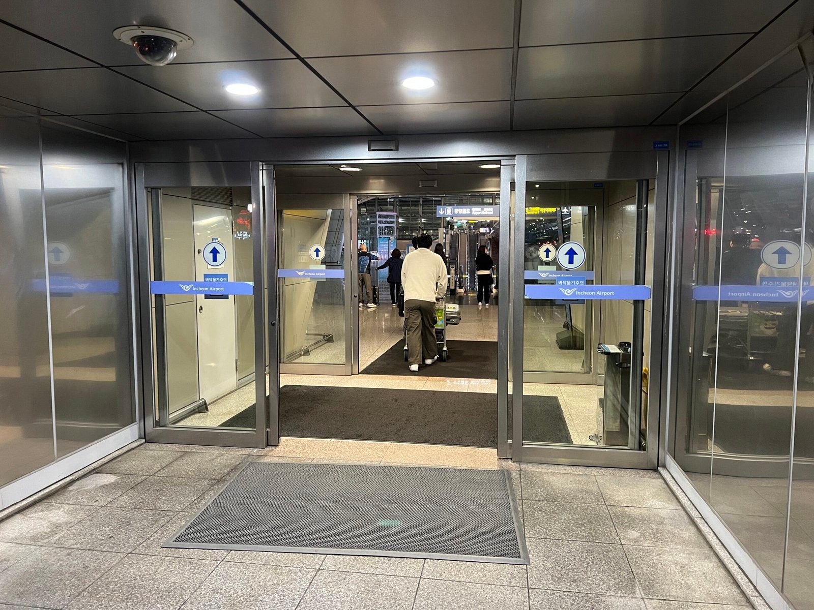 인천공항 제1여객터미널로 연결되는 장기주차장 출입구