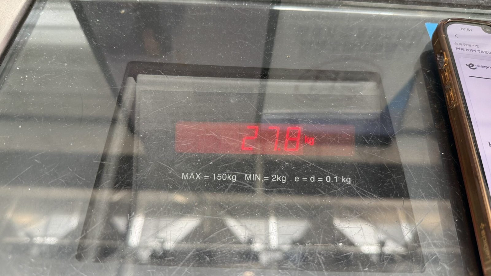  홍콩공항 수하물 저울에 27.8kg이 표시된 모습