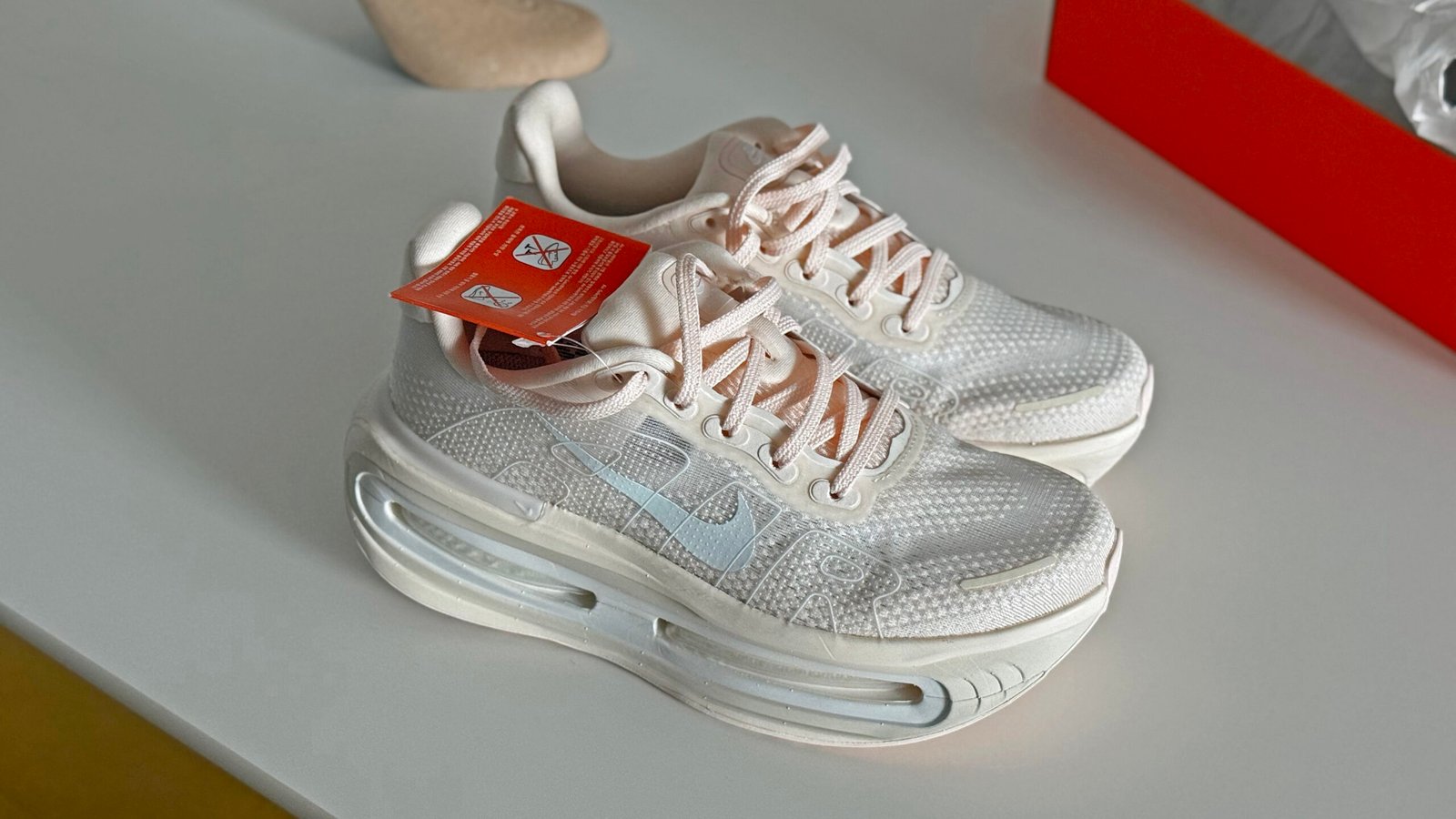 나이키 보메로 프리미엄 초크 페일 아이보리