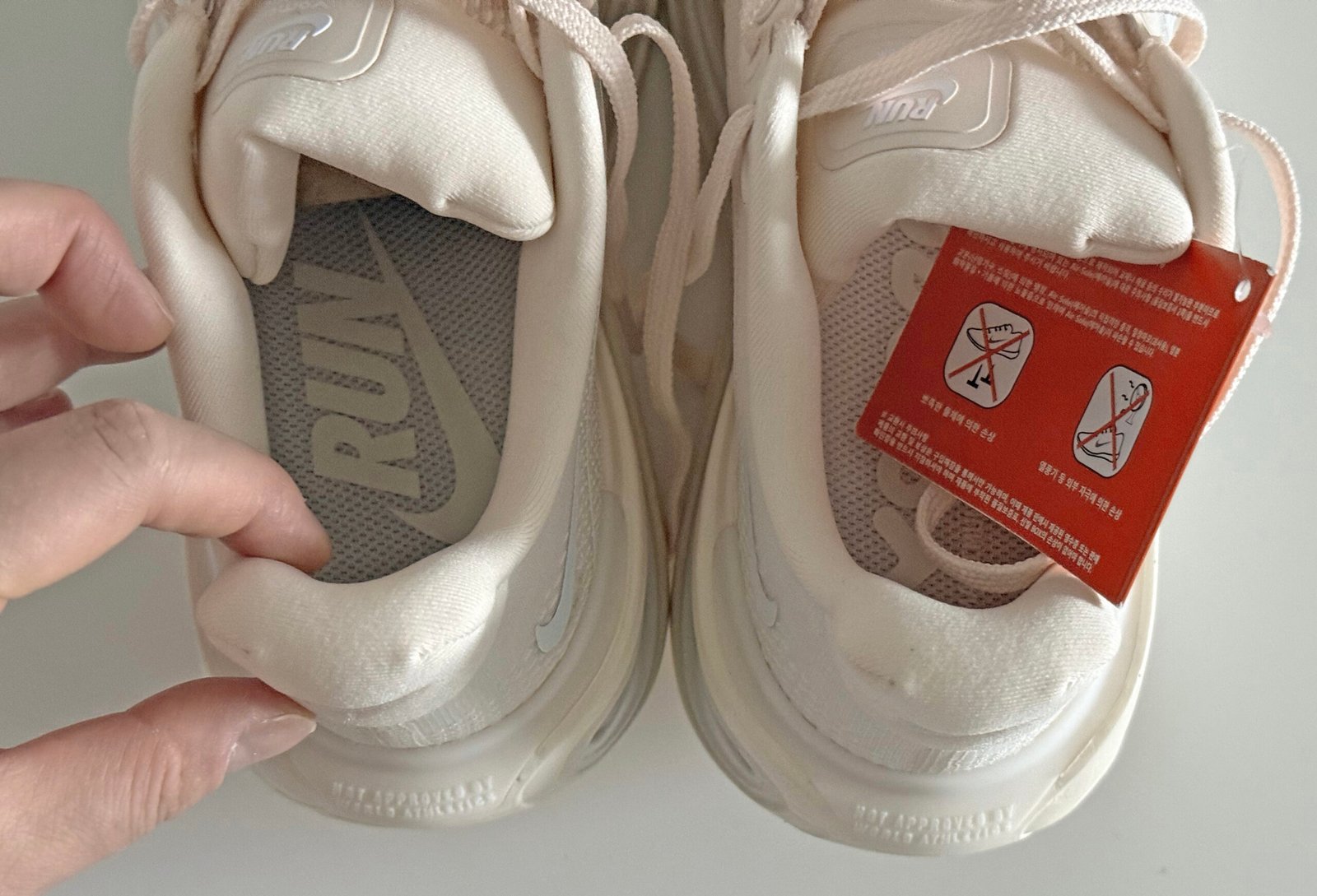 나이키 보메로 프리미엄 초크 페일 아이보리